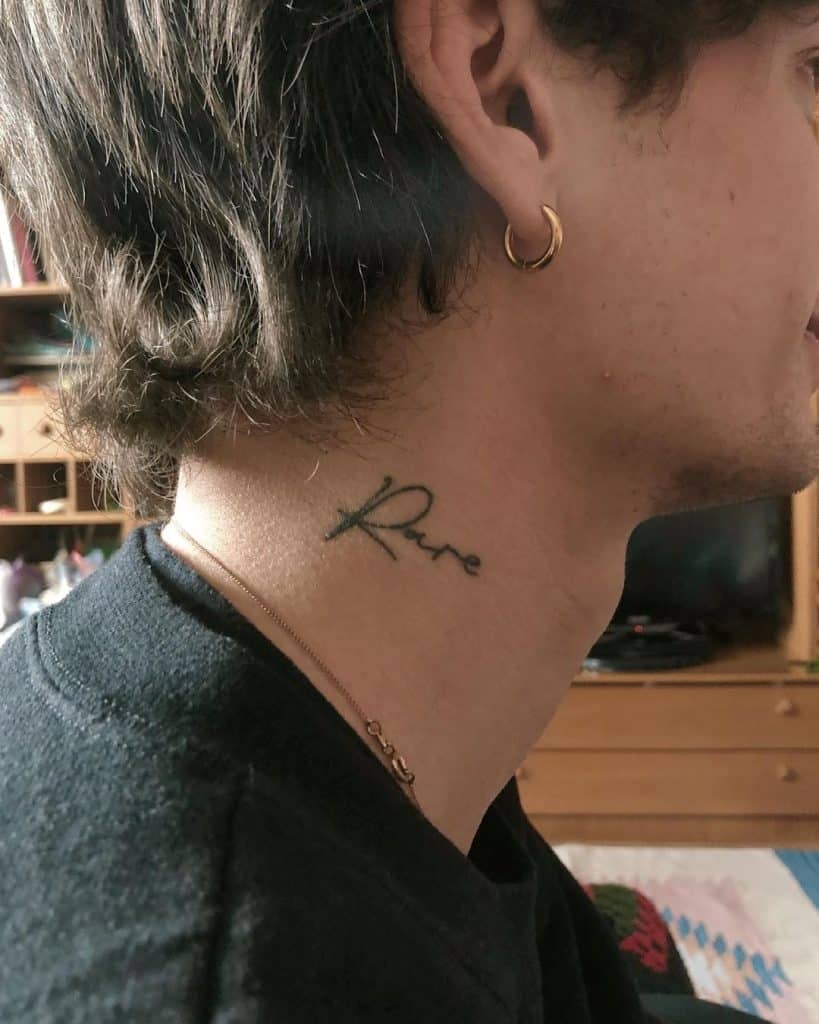 Tatuaje en el cuello con citas y palabras para vivir por 3