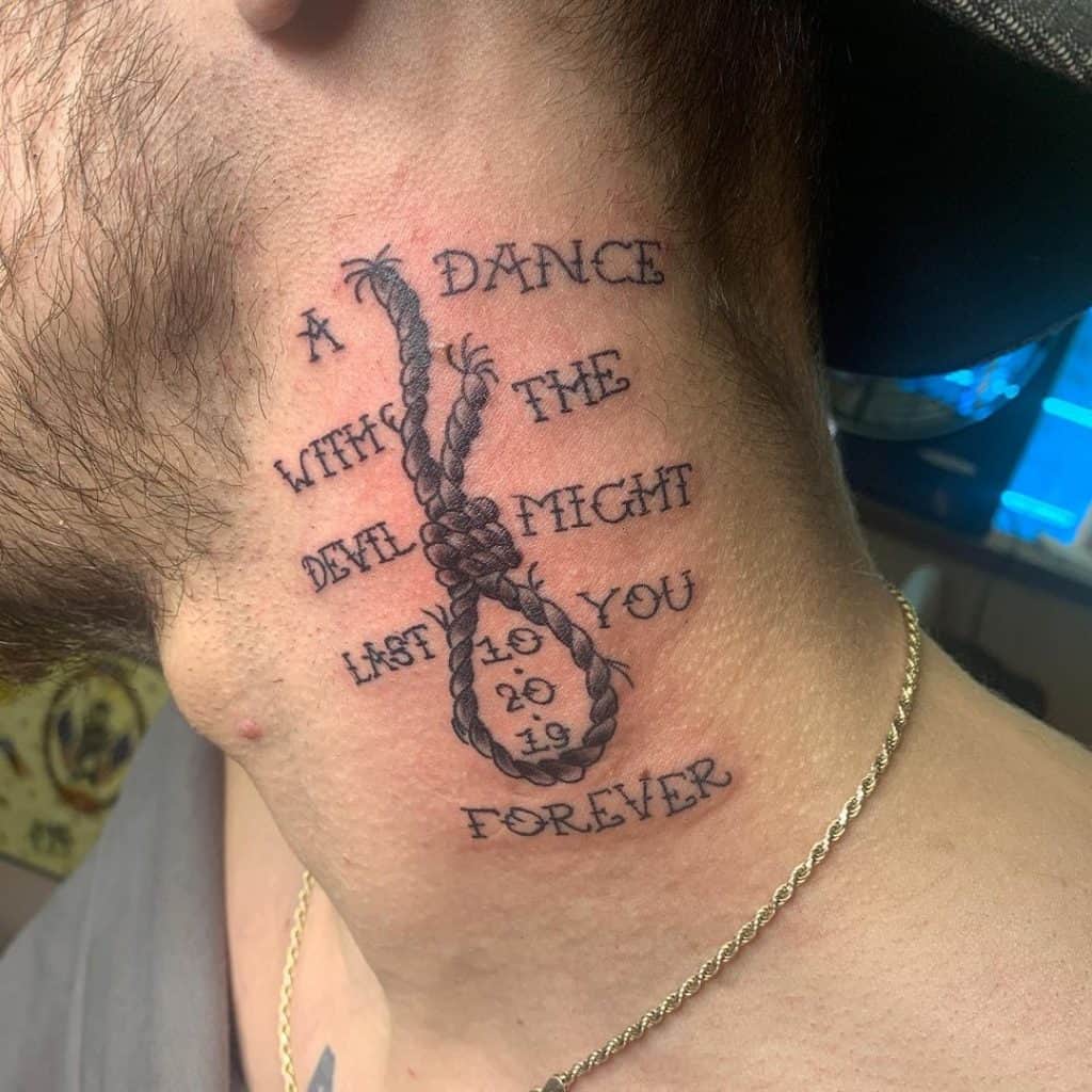 Tatuaje en el cuello con citas y palabras para vivir por 1