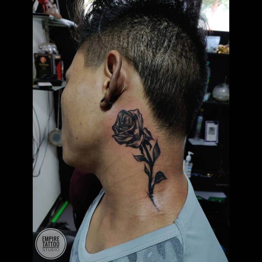 Tatuaje en el cuello de rosas y flores 2