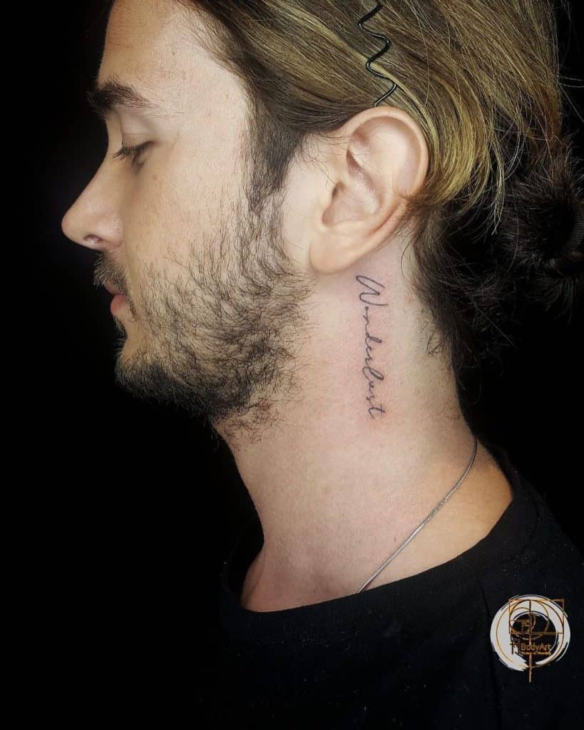 Tatuaje en el cuello con citas y palabras para vivir por 5