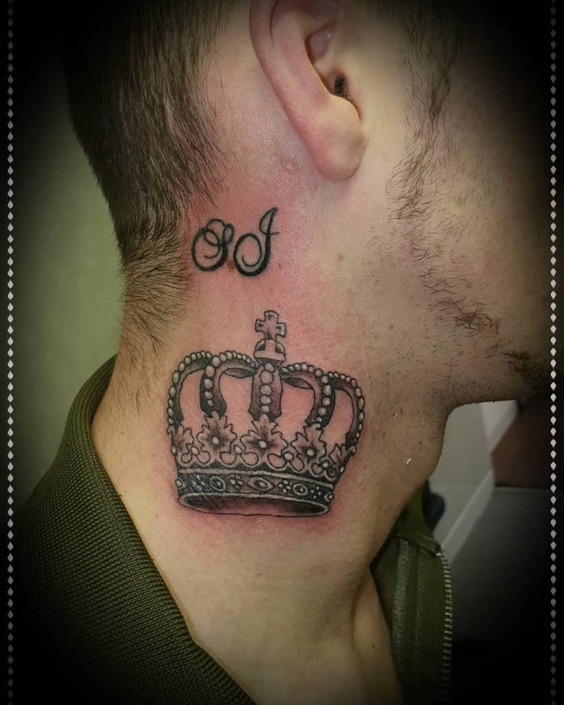 Tatuaje de corona en el cuello 1