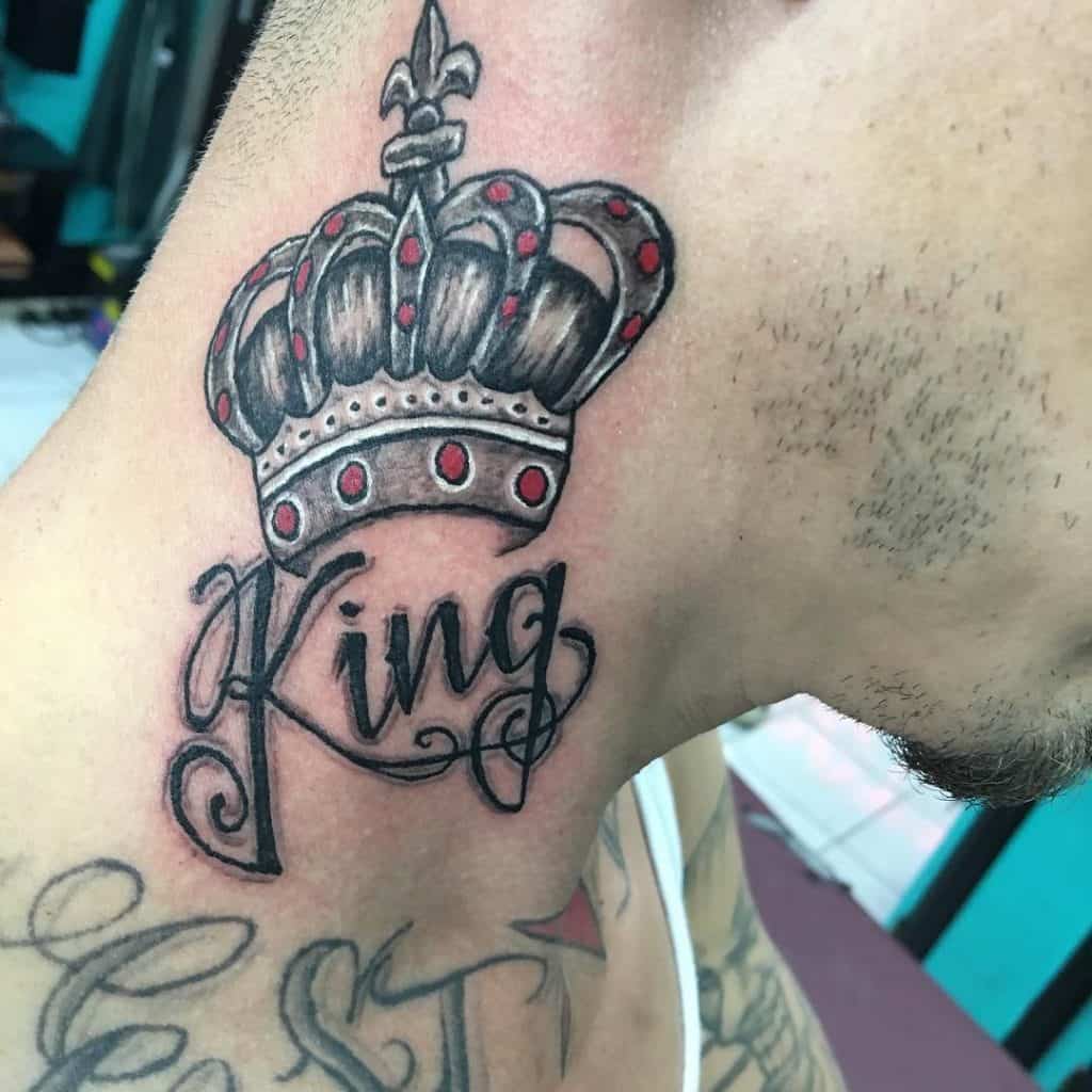 Tatuaje de corona en el cuello 2