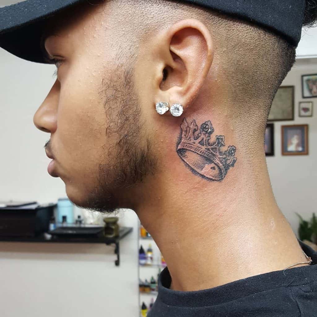 Tatuaje de corona en el cuello 5
