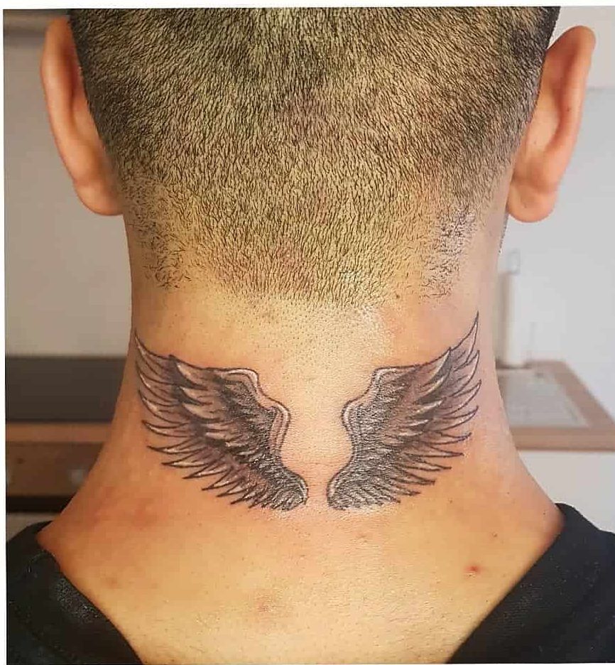 Tatuaje en el cuello del ala 1
