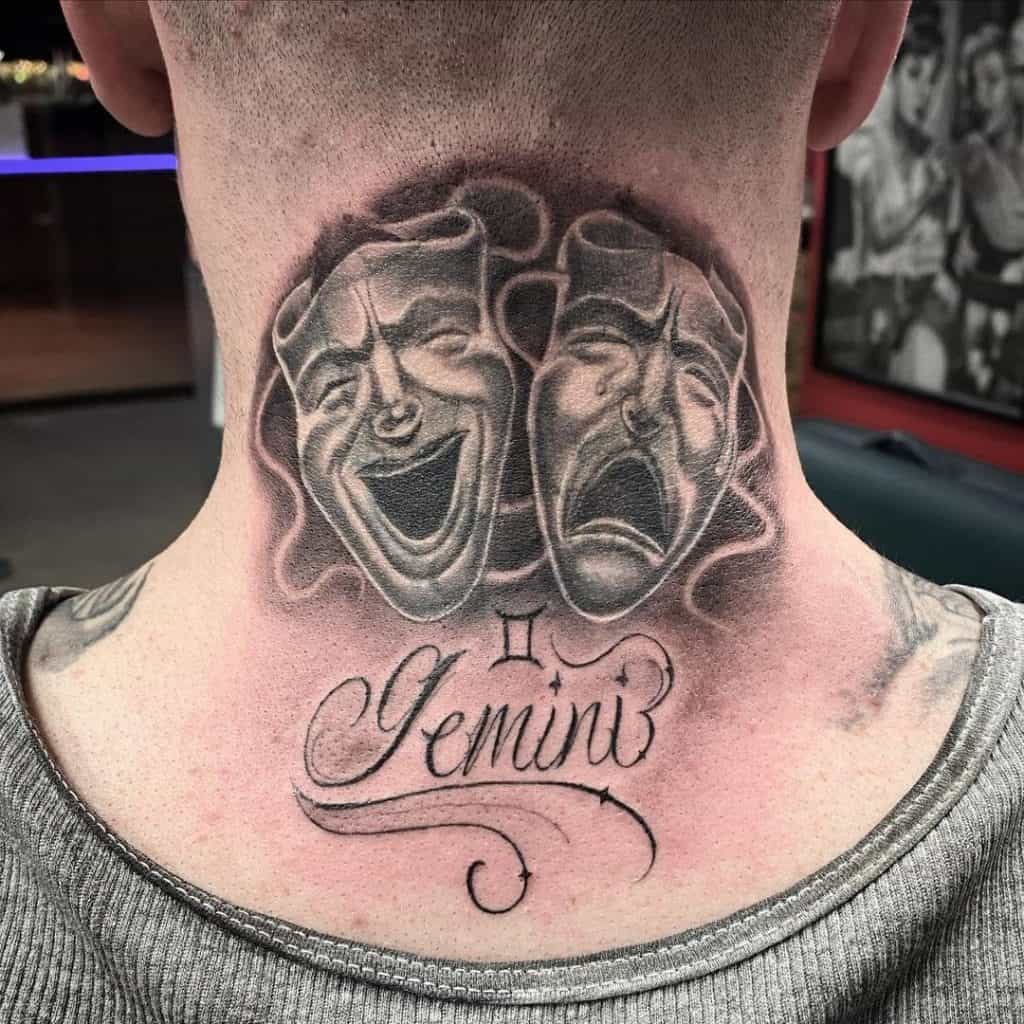 Tatuaje único en el cuello 5