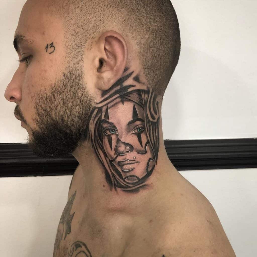 Tatuaje único en el cuello 2