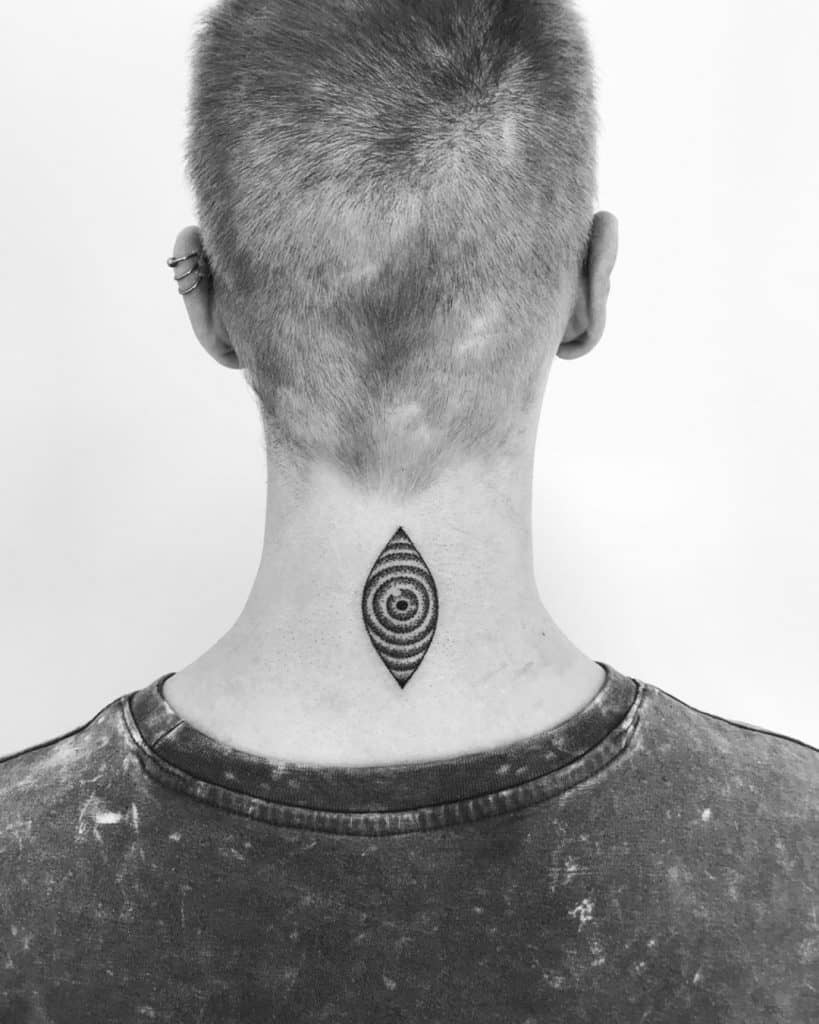 Tatuaje del tercer ojo en el cuello 2