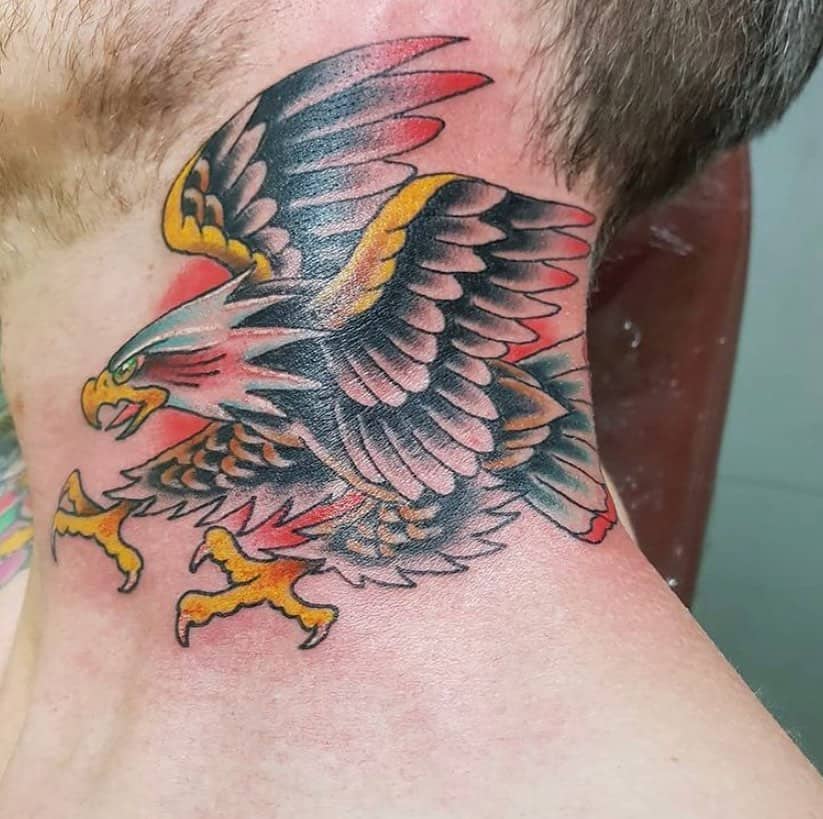 Tatuaje de pájaros en el cuello 1