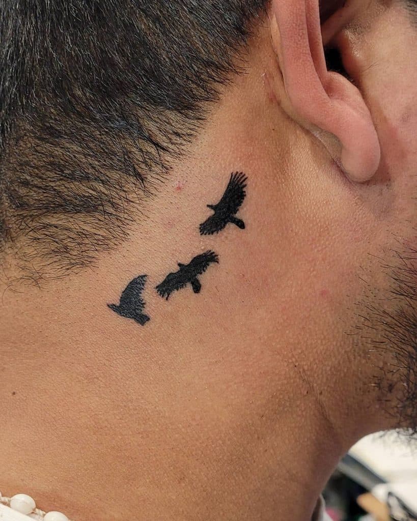 Tatuaje en el cuello de pájaros 3