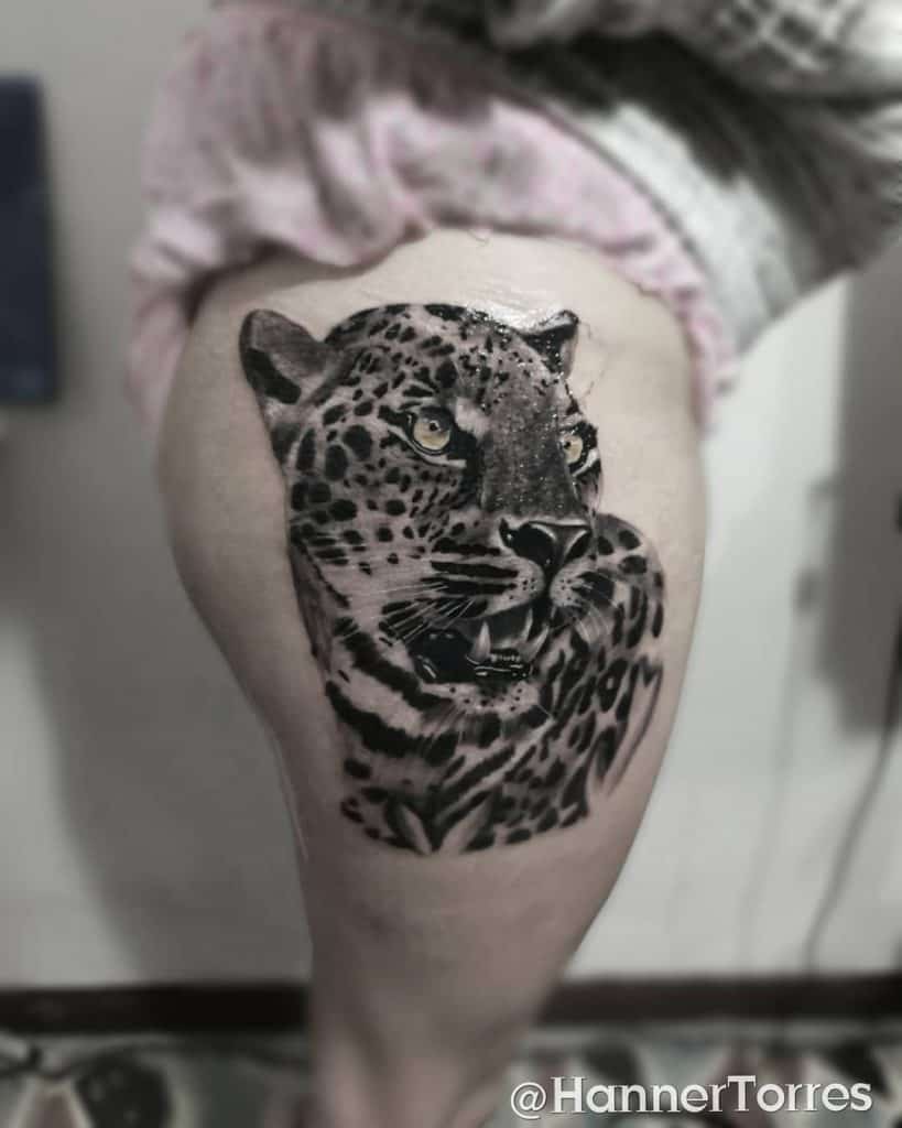 Tatuajes negros y grises con temática animal 1