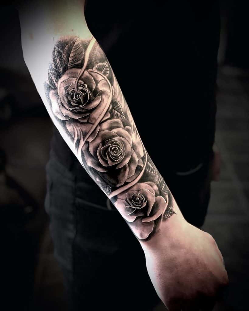 Tatuaje de rosas en negro y gris 1