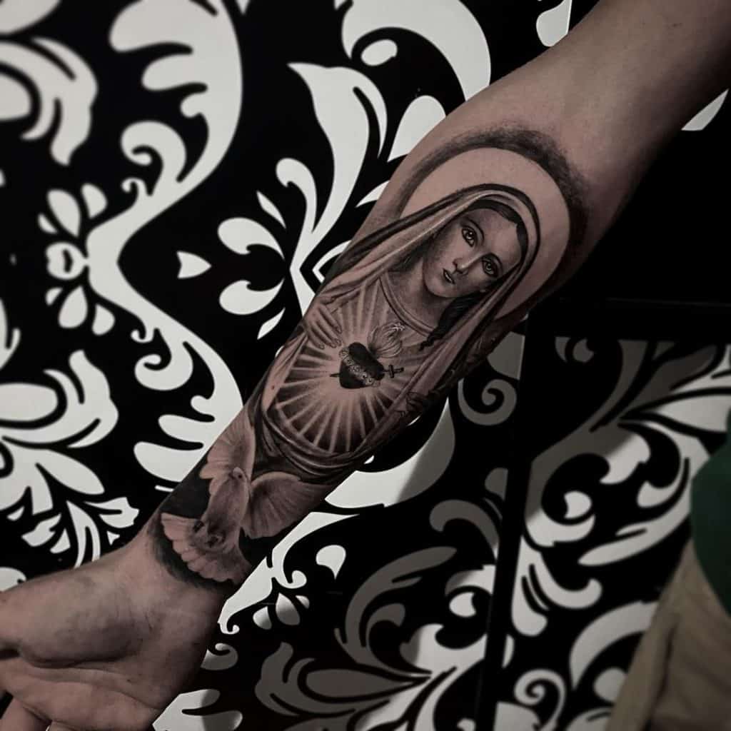 Tatuajes negros y grises en temas religiosos 1