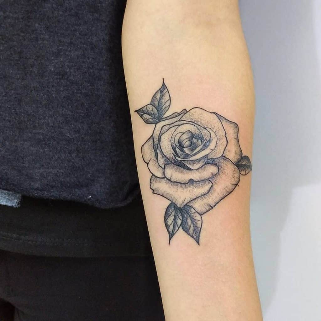 Tatuaje de rosas en negro y gris 3