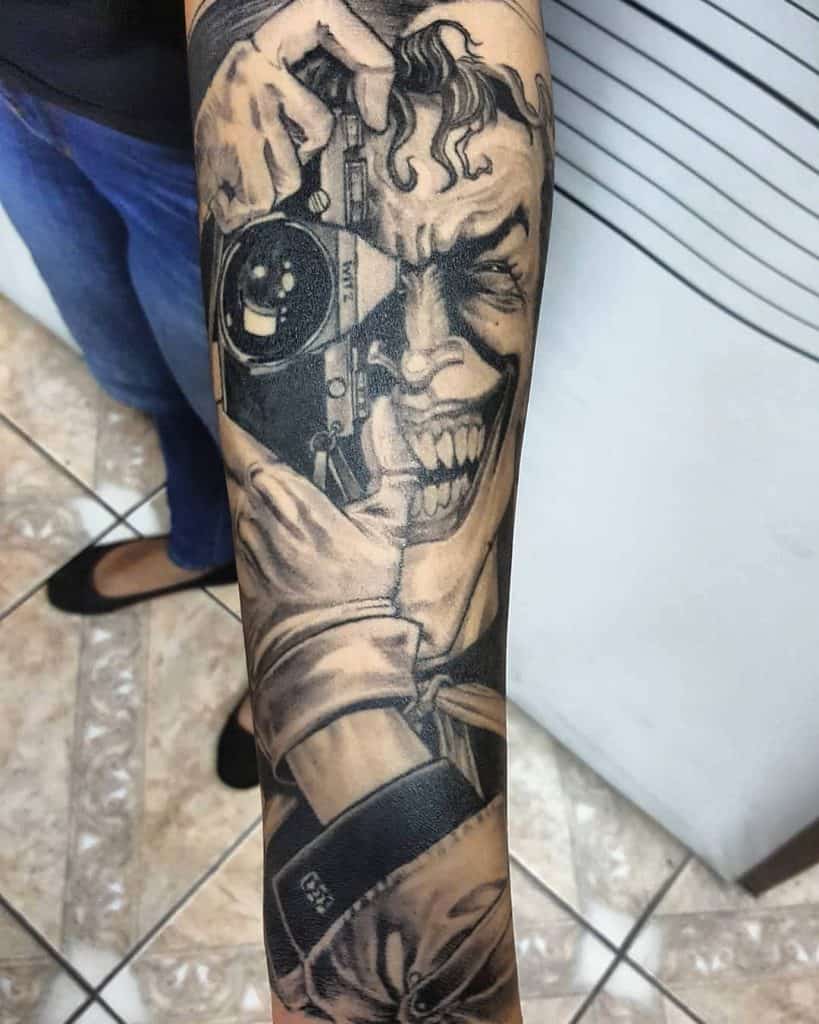 Joker negro y gris tatuaje 3