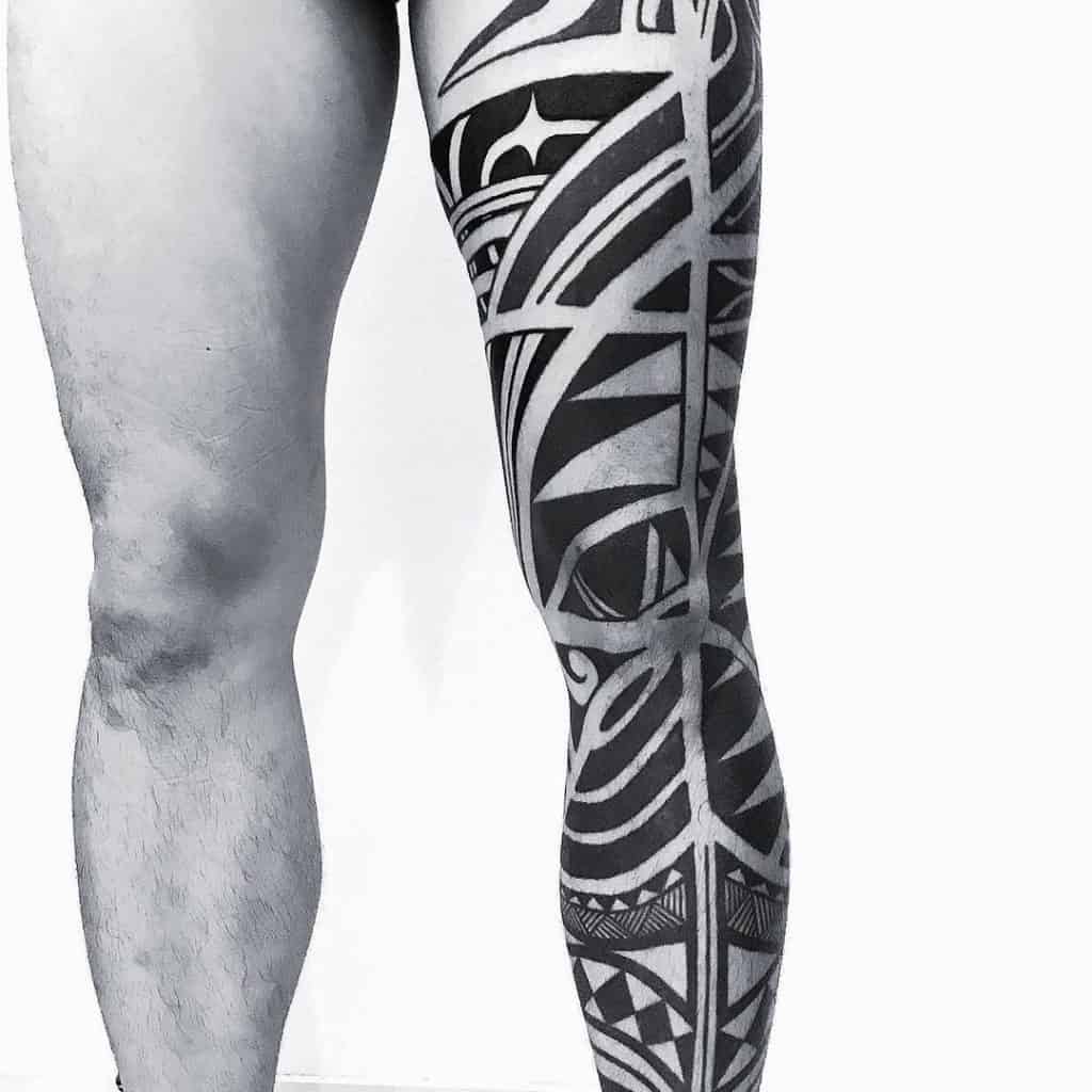 Tatuaje negro y gris en la pierna 1
