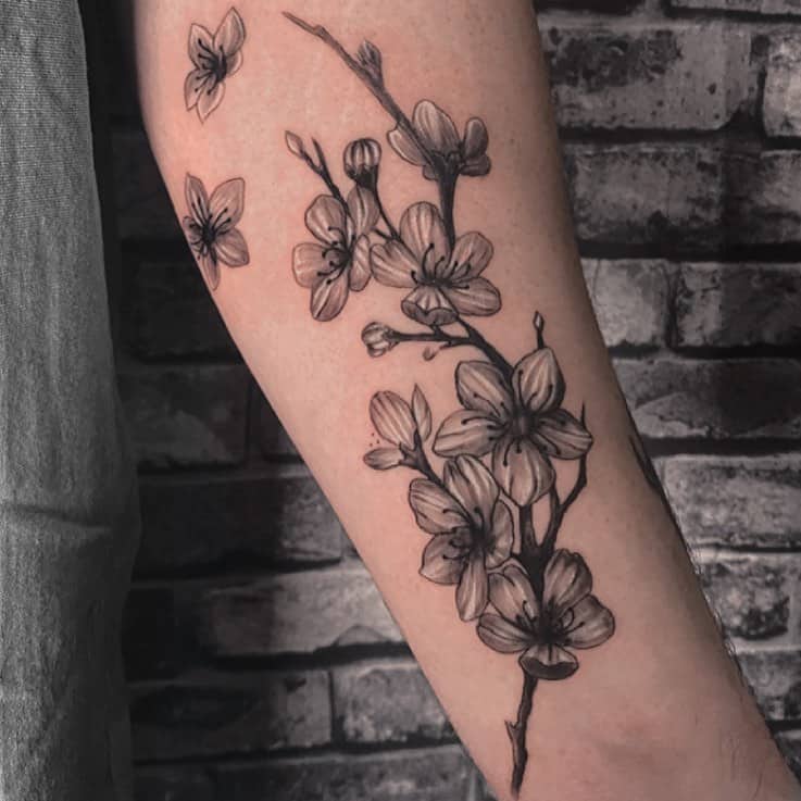 tatuajes negros y grises en el brazo 2