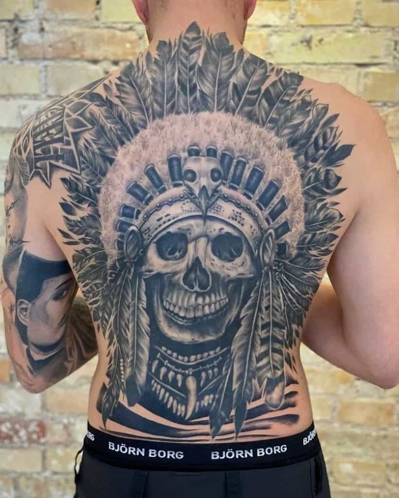 Tatuajes en la espalda en negro y gris 2