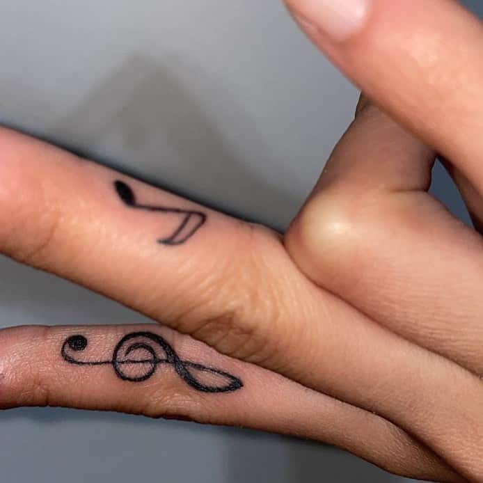 Diseño de tatuaje musical en blanco y negro 3