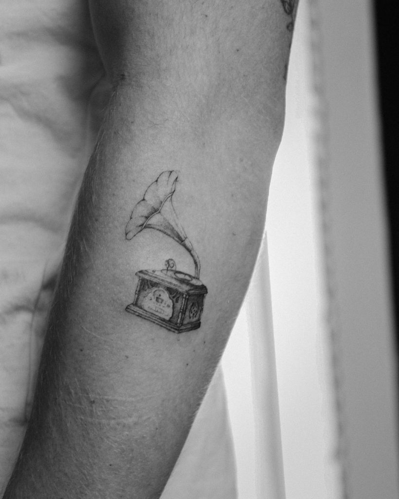 Diseño de tatuaje musical en blanco y negro 2