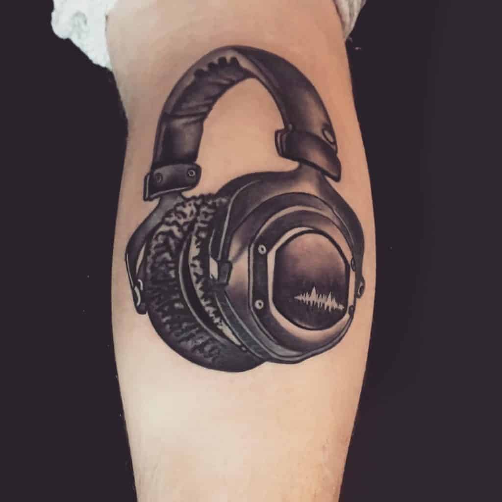 Diseño de tatuaje musical en blanco y negro 1