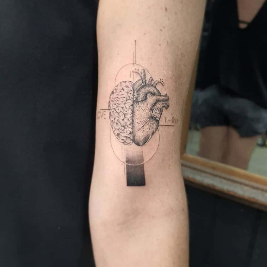 Tatuaje de corazón blanco y negro 1