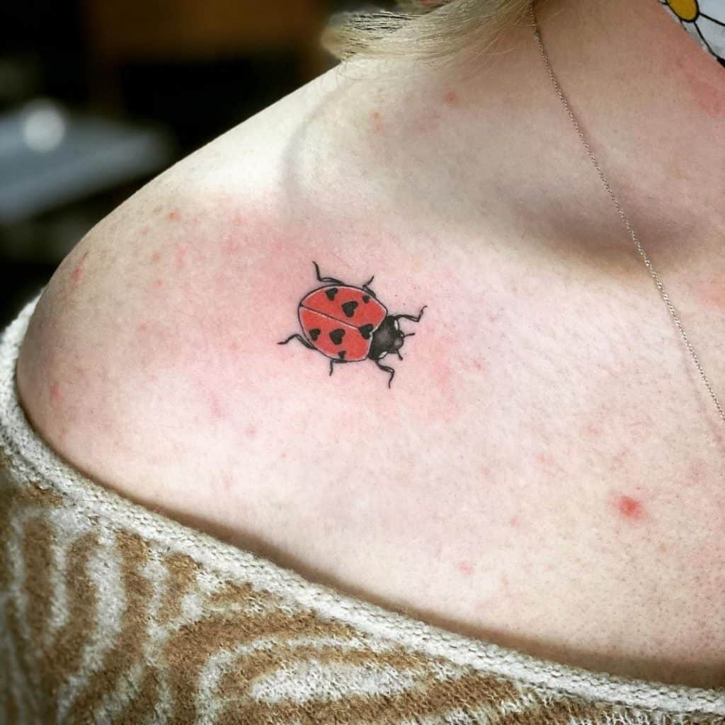 Tatuaje pequeño en el hombro delantero de mariquita 