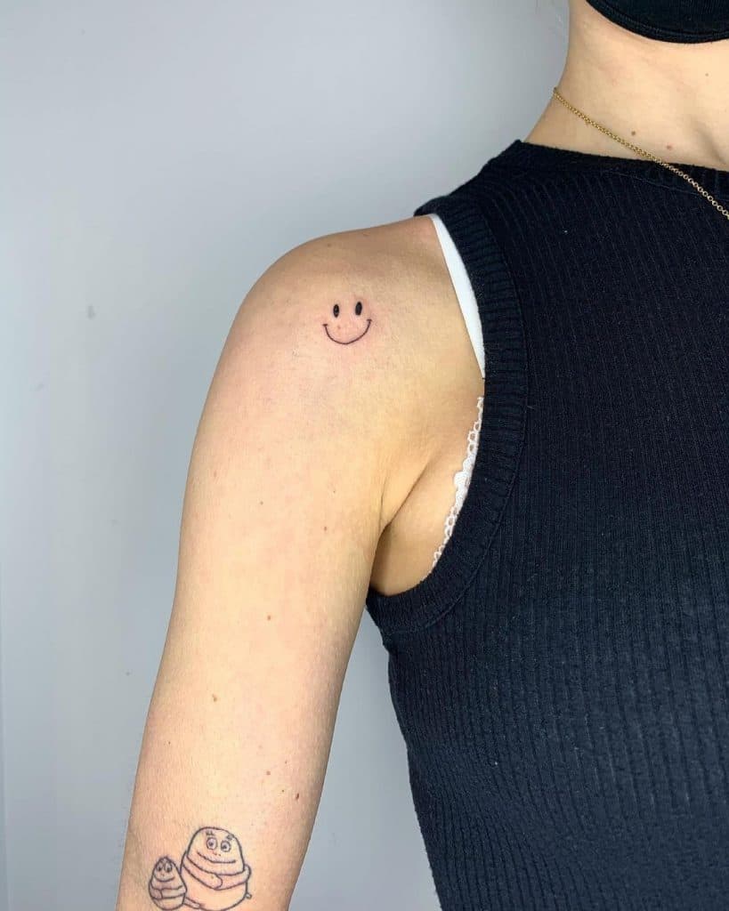 Tatuajes de hombro con estampado de sonrisas para mujeres
