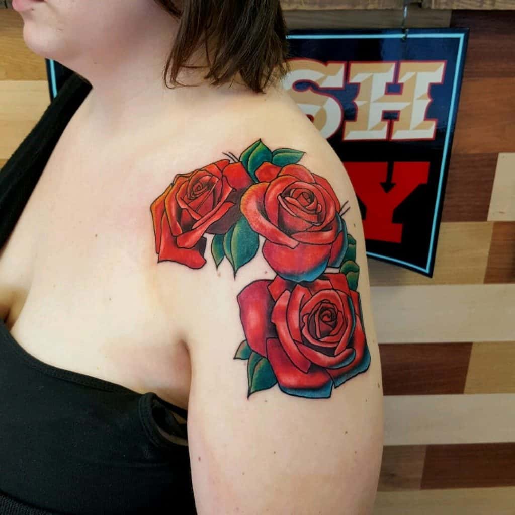 Tatuaje de hombro de rosa gigante 