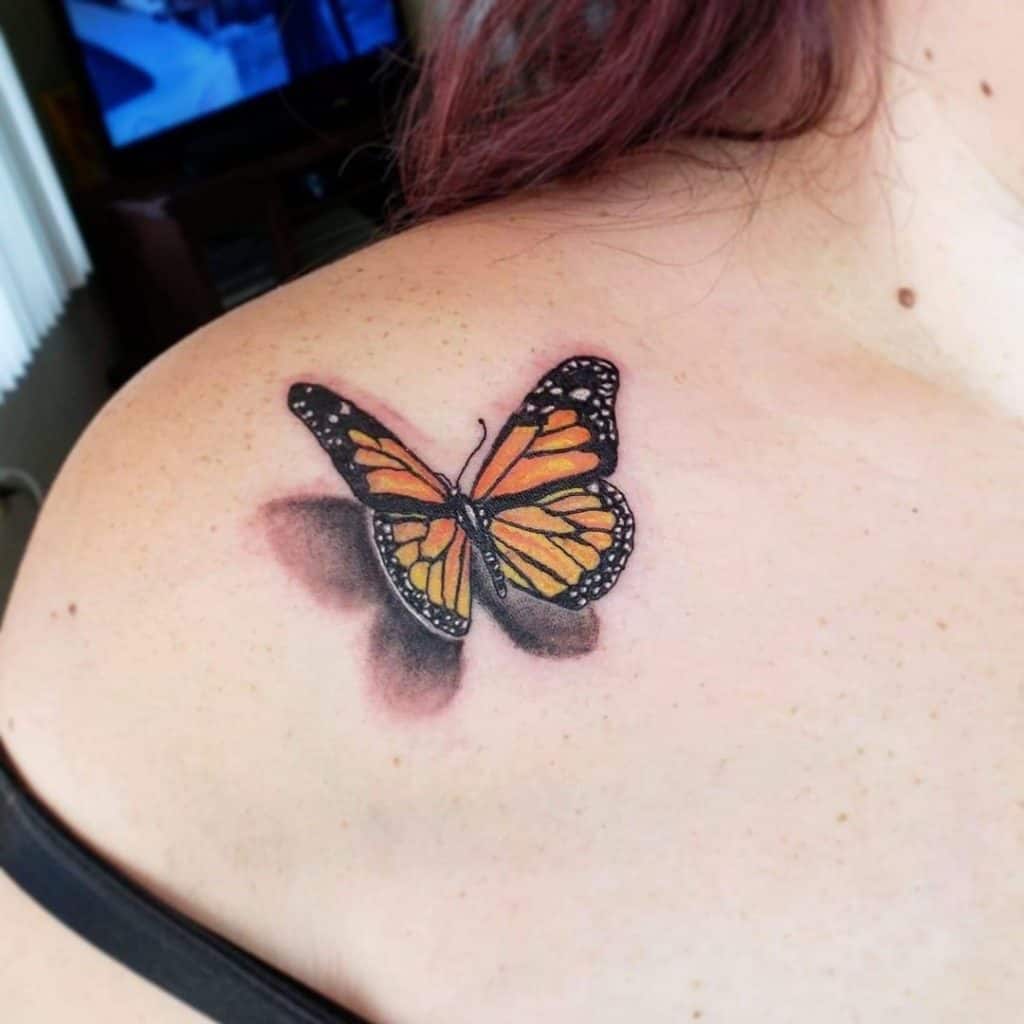 Tatuaje de hombro de mariposa gigante y linda 