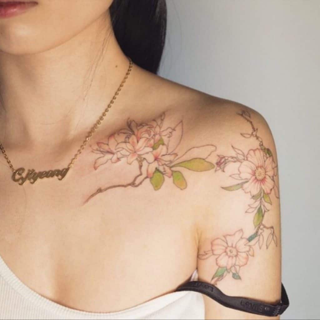 Tatuaje de medio pecho y hombro con flores