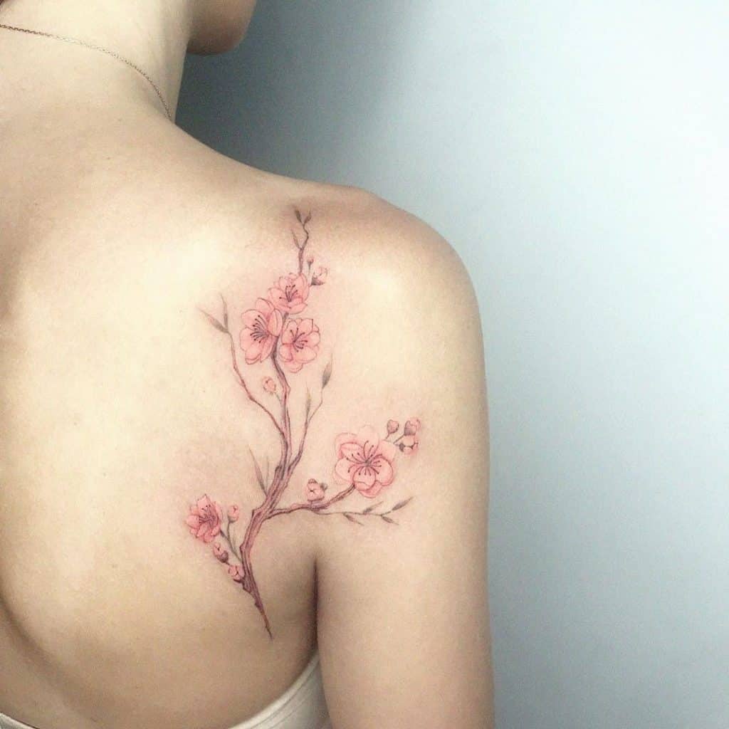Tatuaje de hombro con diseño de orquídea en la espalda 