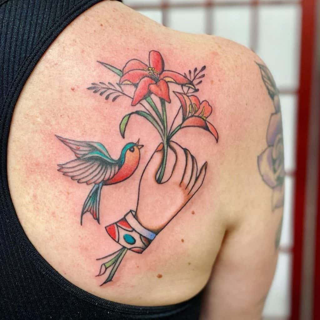 Tatuajes de hombro inspirados en flores y pájaros 