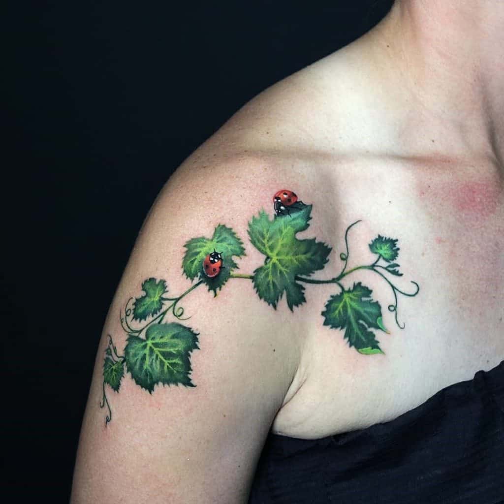 Tatuaje grande en el hombro delantero verde para mujer 