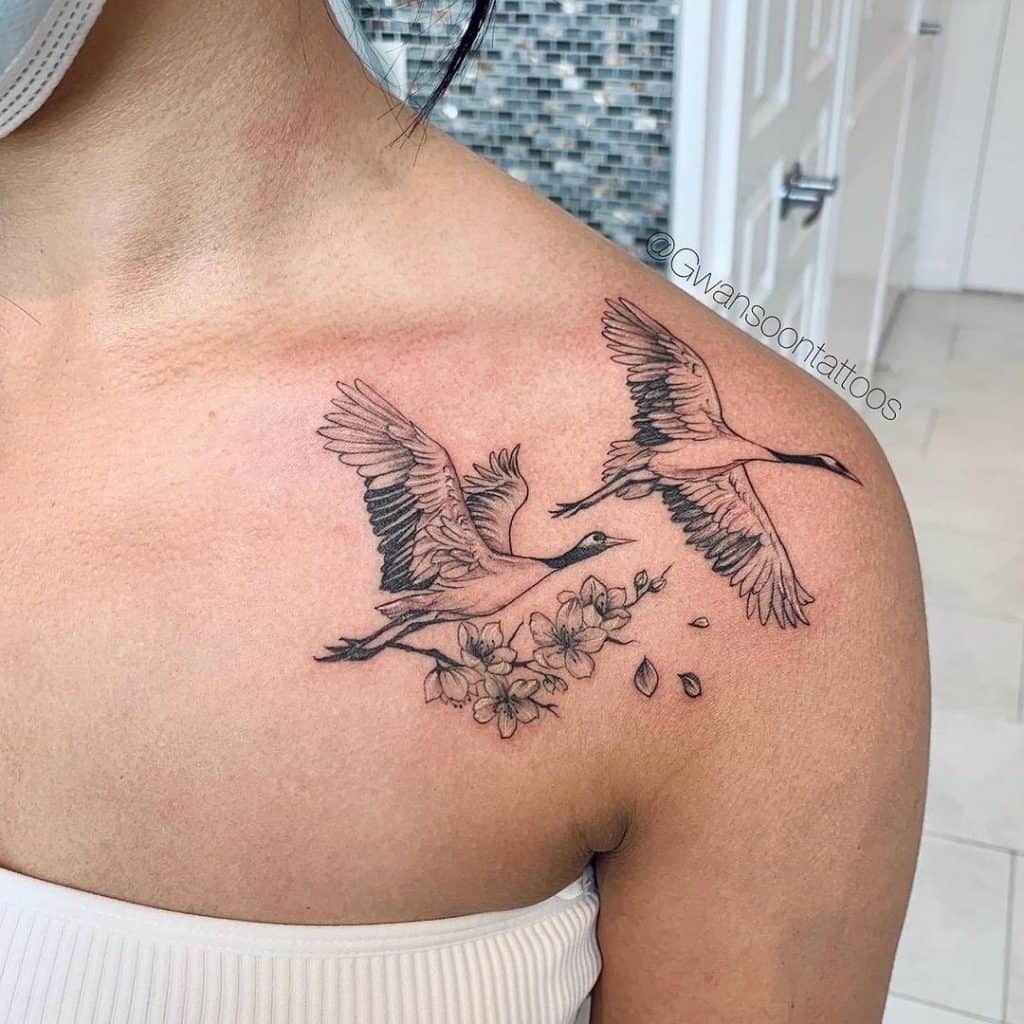 Tatuajes de hombro inspirados en pájaros para mujeres 