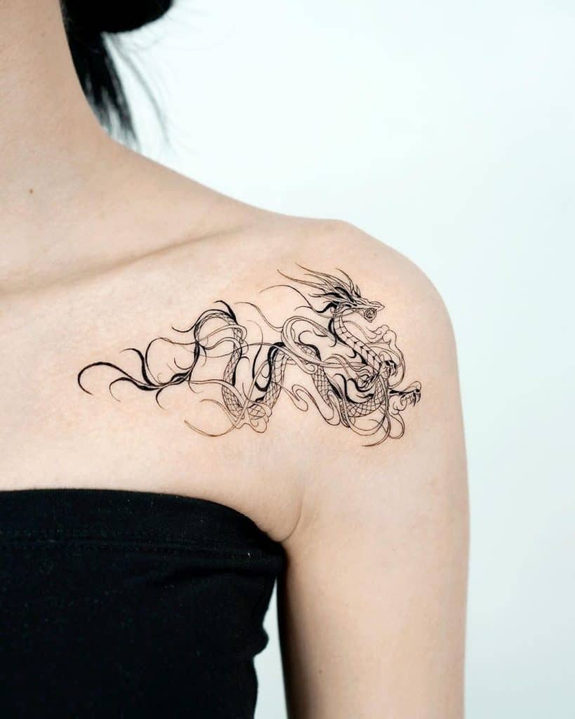 Tatuaje de hombro inspirado en dragón chino 