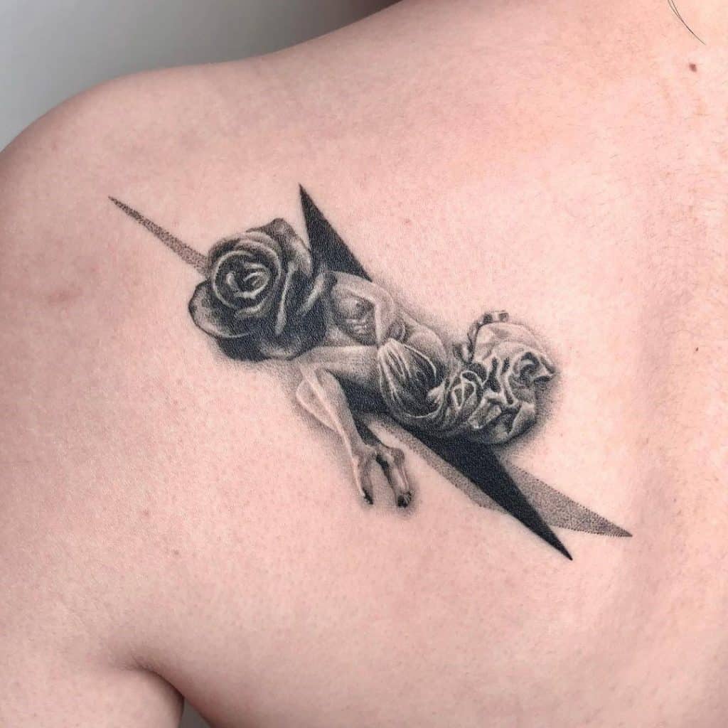 Pequeños tatuajes de hombro Diseño negro Estampado de rosas
