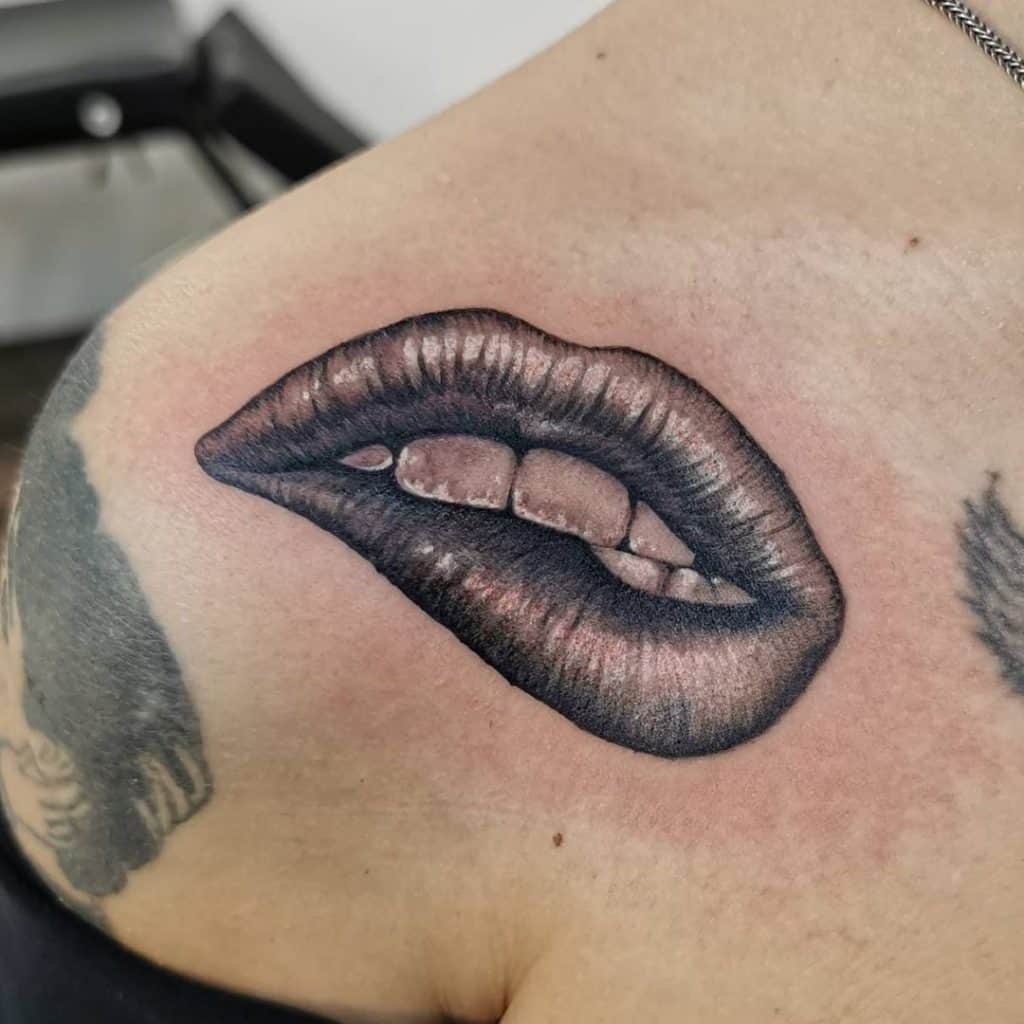 Tatuaje de hombro con mordedura de labios en blanco y negro 