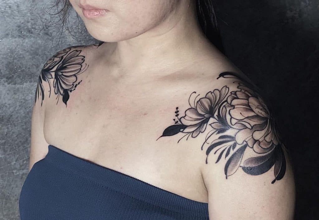 Tatuaje en el hombro, flor de tinta negra 