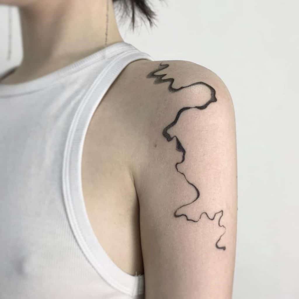 Tatuaje de hombro inspirado en el mapa del mundo 
