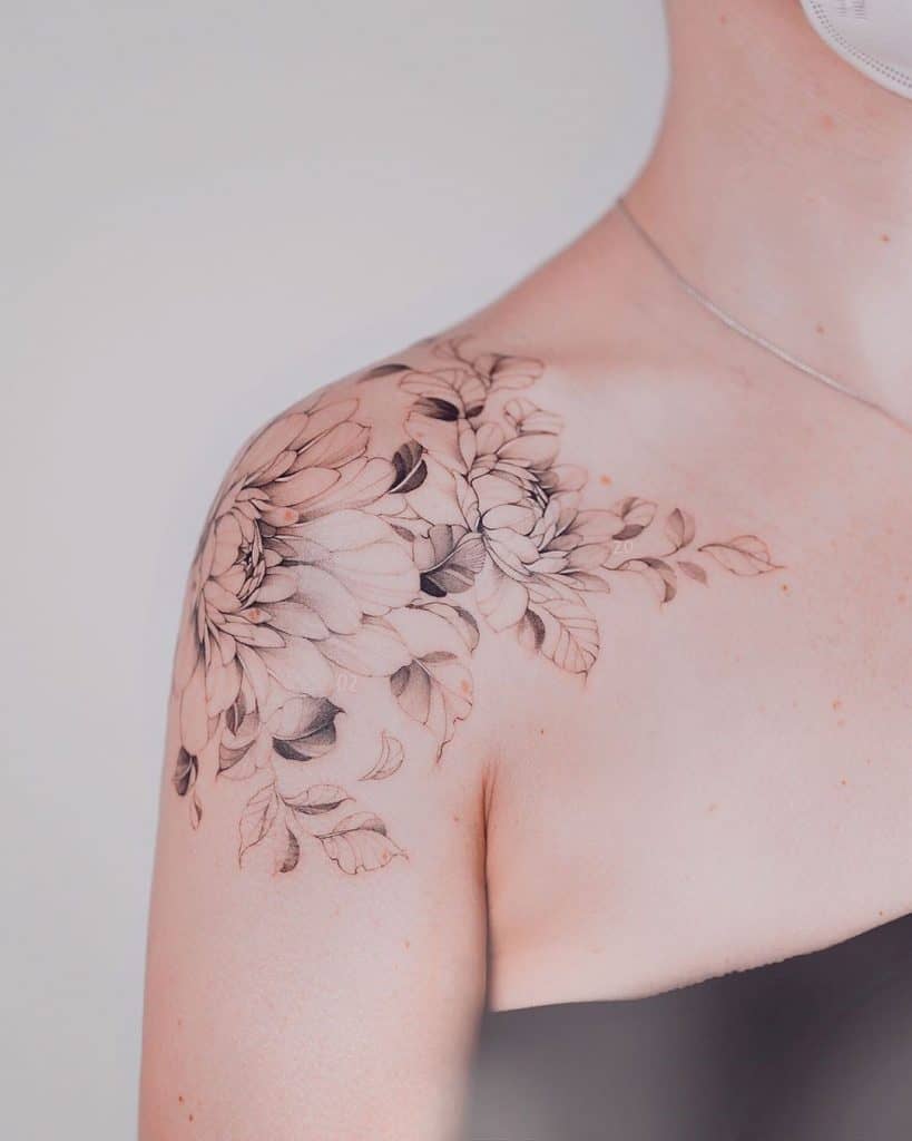 Tatuaje de hombro de tinta suave detallado y romántico 