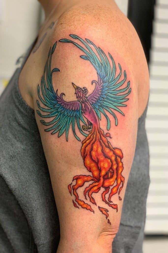 Tatuaje de hombro inspirado en pájaro colorido 