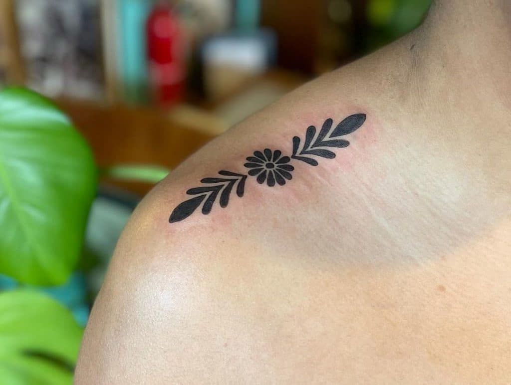 Tatuaje de hombro pequeño y tribal para mujer 