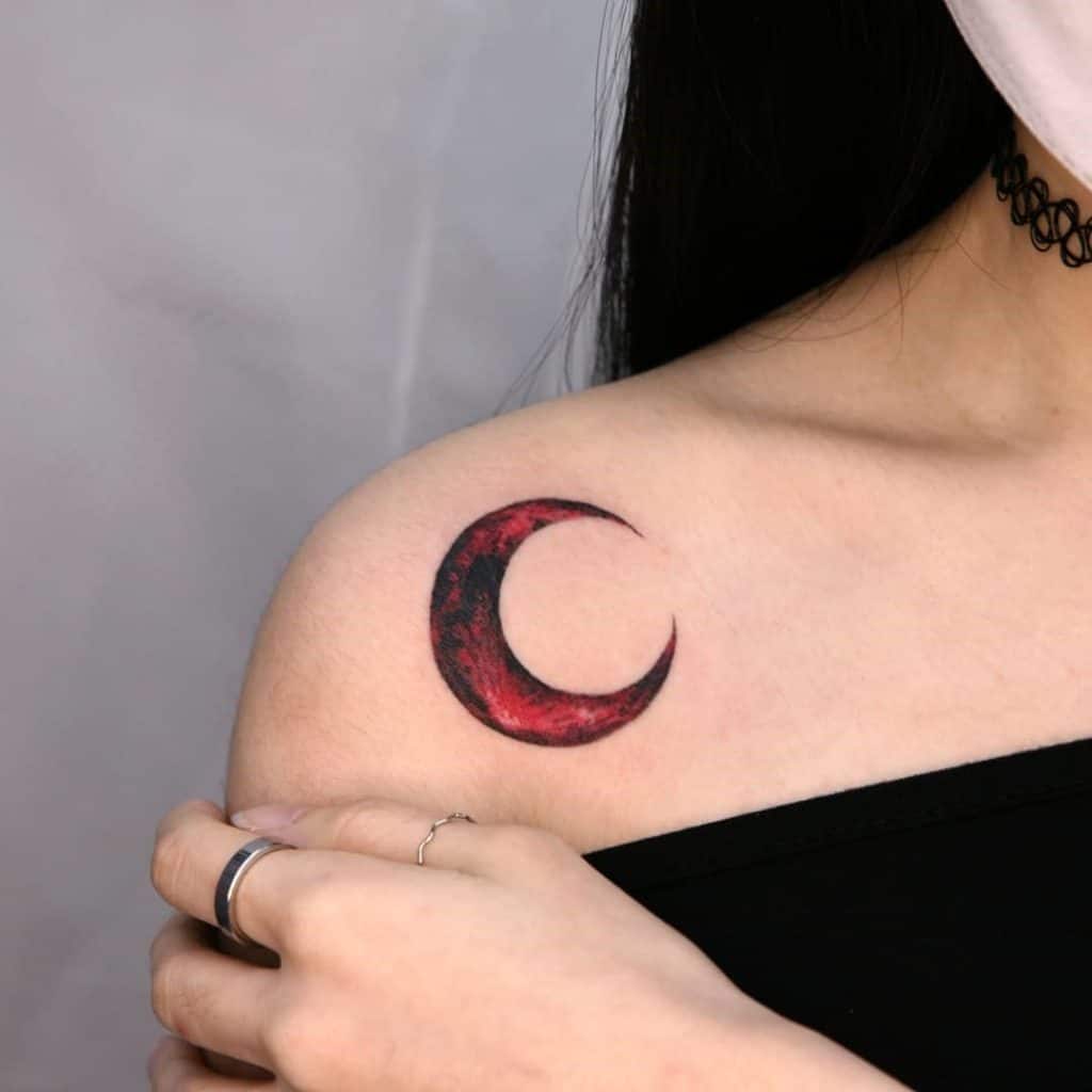 Pequeño y pequeño tatuaje de hombro de luna 