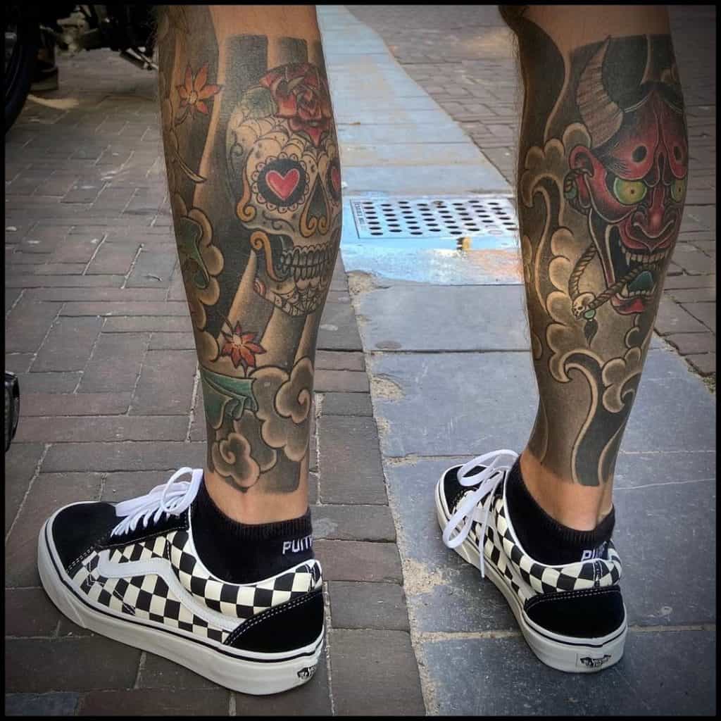 Tatuaje de loto en la parte inferior de la pierna.