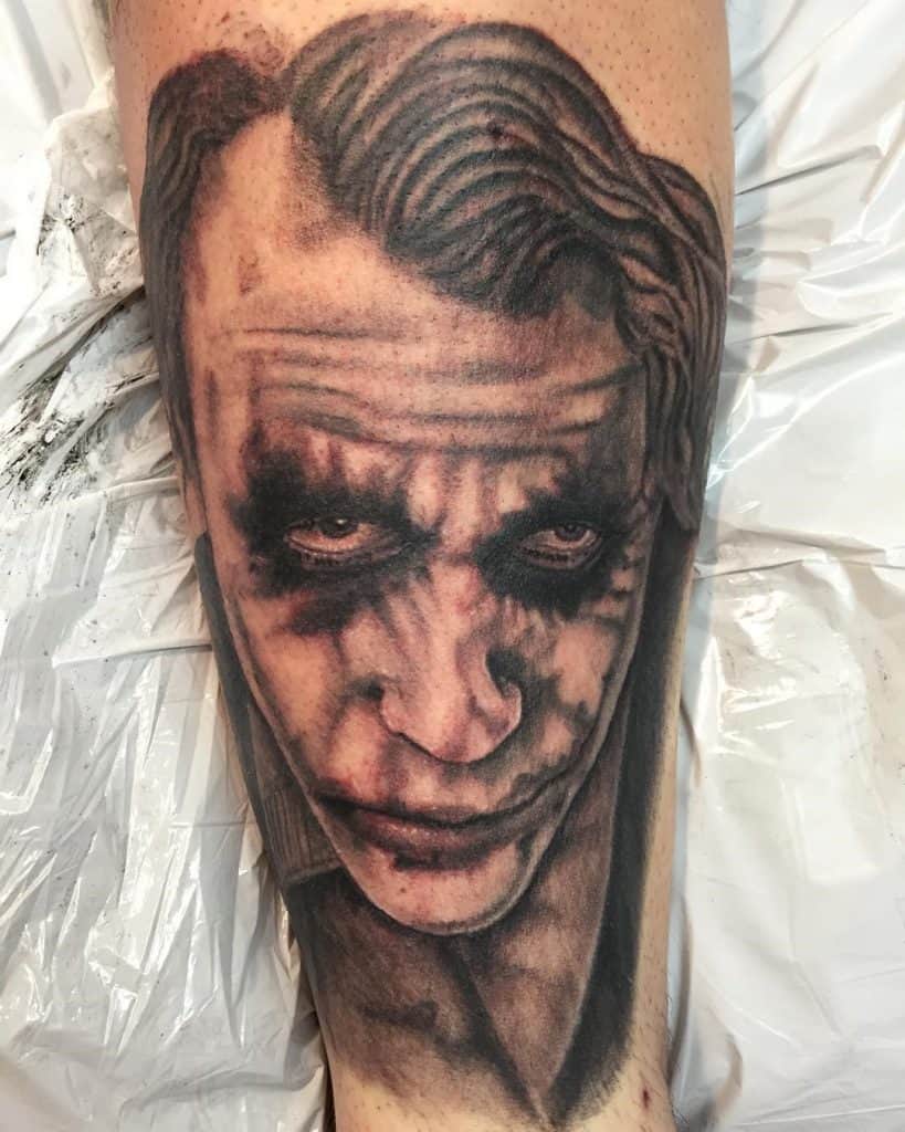 Tatuaje de cabeza de hombre en la pierna
