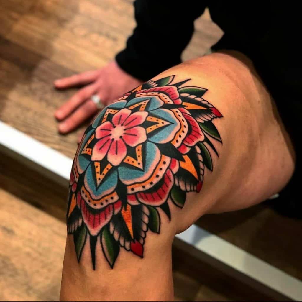 Tatuaje de flor en la rodilla
