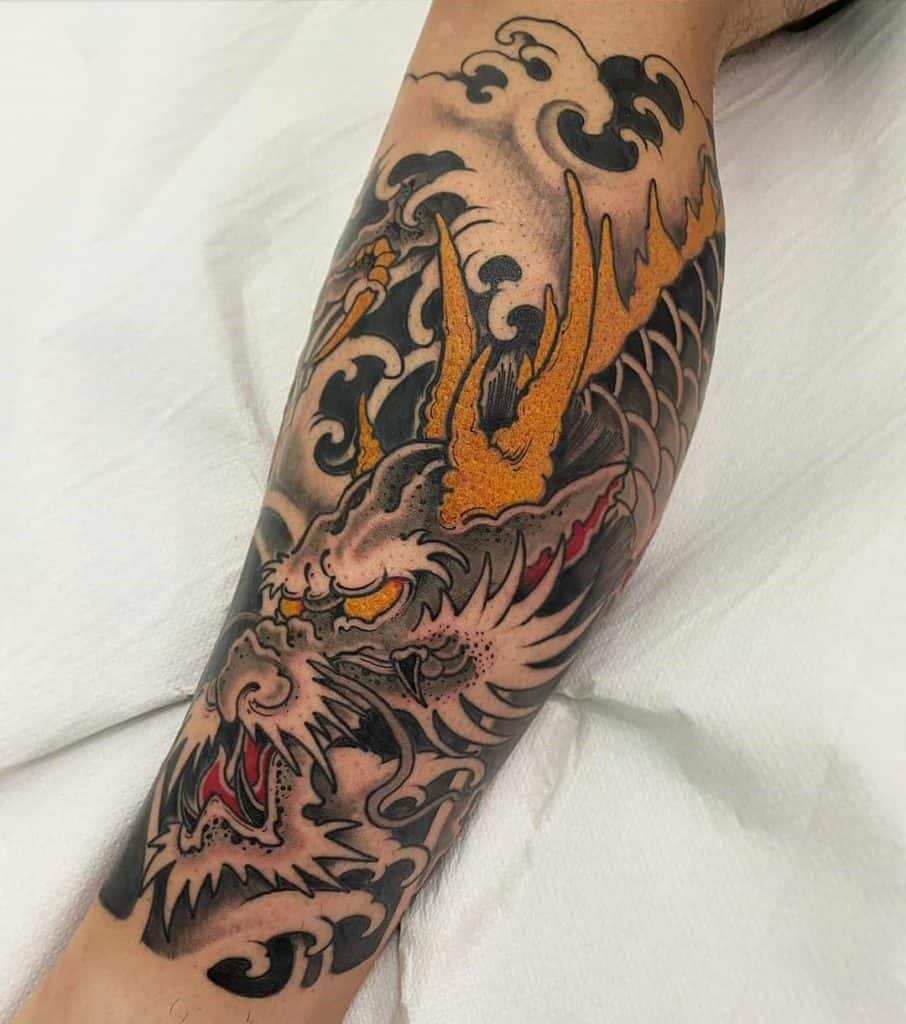 Tatuaje de dragón en la parte inferior de la pierna