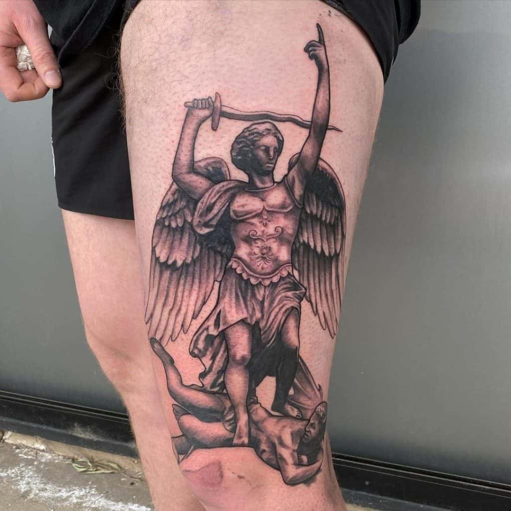 Tatuaje de dos hombres en la pierna