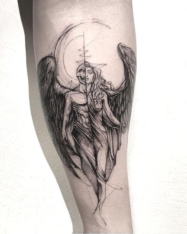 Un hombre con tatuaje de ala