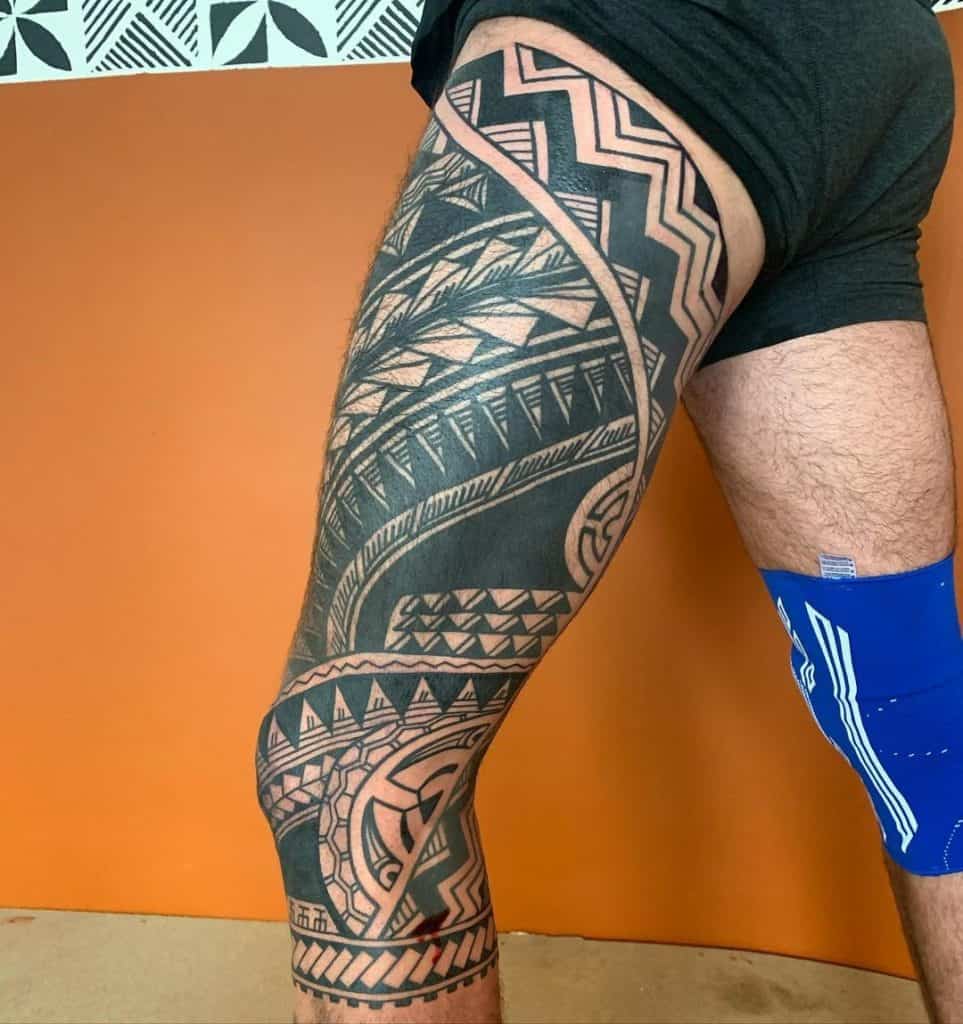 Tatuaje de pierna tribal en el muslo